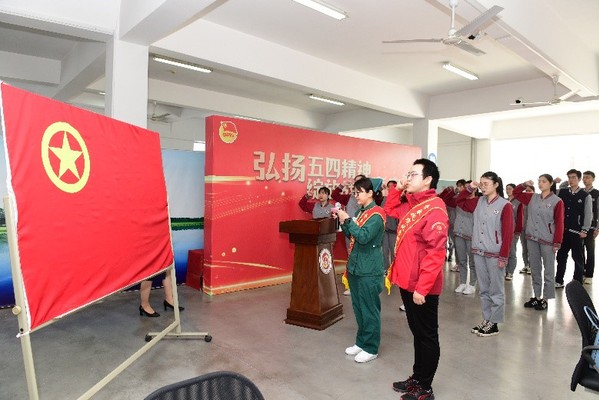 学校优秀毕业生代表、援鄂医疗队队员带领团员代表入团宣誓 学校优秀毕业生代表、援鄂医疗队队员带领团员代表入团宣誓