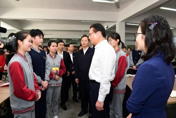 黄钦书记与无锡卫生分院的学生亲切交谈 黄钦书记与无锡卫生分院的学生亲切交谈