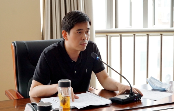 周军伟校长作主题发言 周军伟校长作主题发言