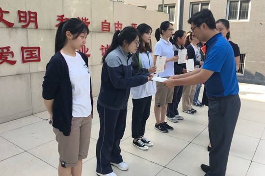 陈浩副校长为莫愁路校区获奖同学颁发奖状 陈浩副校长为莫愁路校区获奖同学颁发奖状