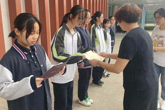 纪委仇国宏书记为江宁校区获奖同学颁发奖状 纪委仇国宏书记为江宁校区获奖同学颁发奖状