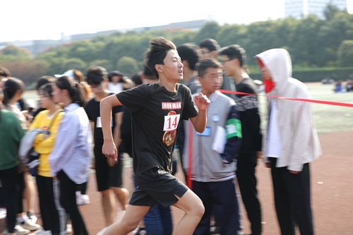 运动员奋力前行 运动员奋力前行