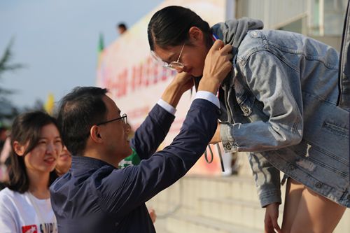老师为获奖同学颁奖 老师为获奖同学颁奖