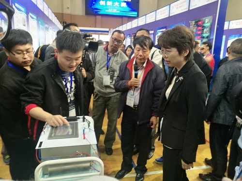 省教育厅副厅长参观我校创新作品 省教育厅副厅长参观我校创新作品