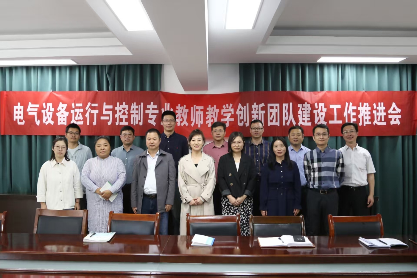 序号5_张跃东_团队成员合照-横版_教学团队合影 序号5_张跃东_团队成员合照-横版_教学团队合影